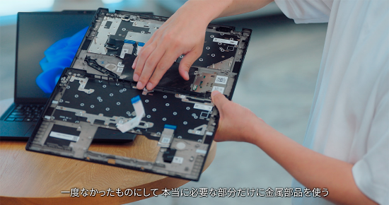 ネジ4本で開けられる裏ぶた設計